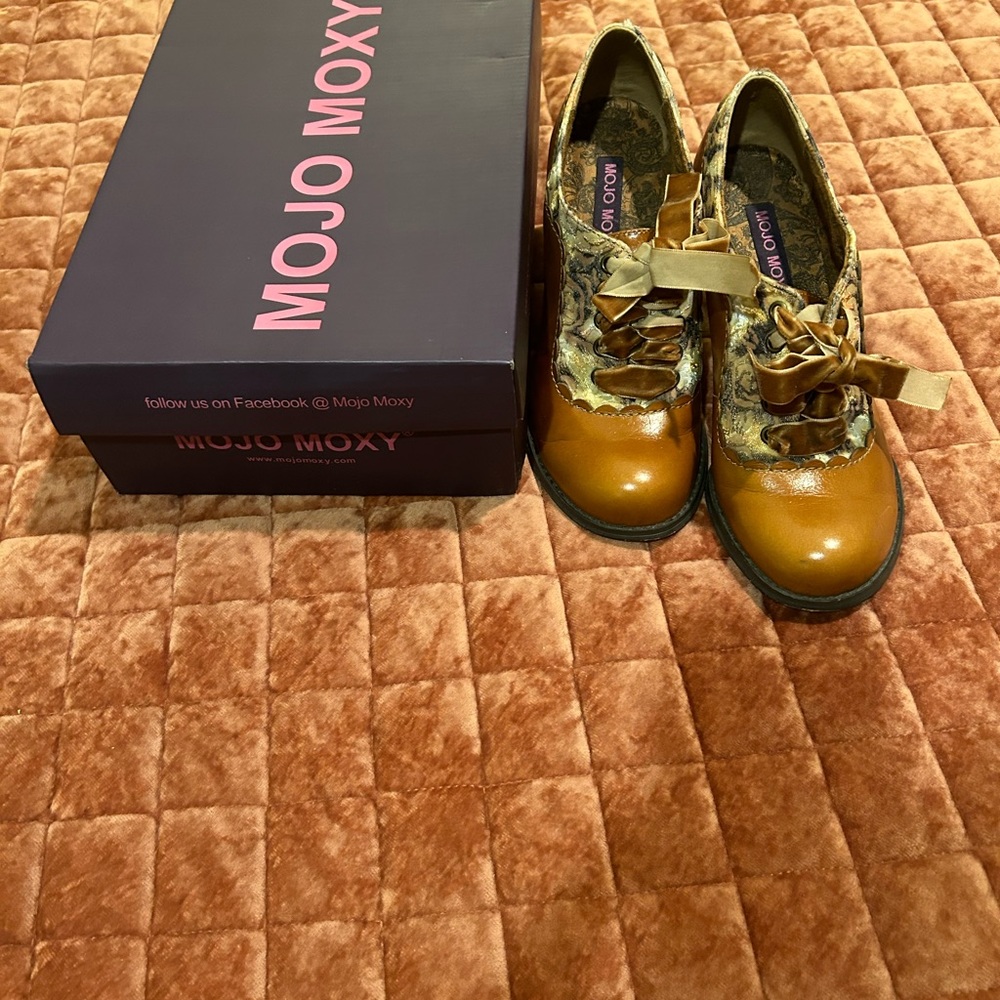 Women’s Chantilly Camel Size 7 Shoes